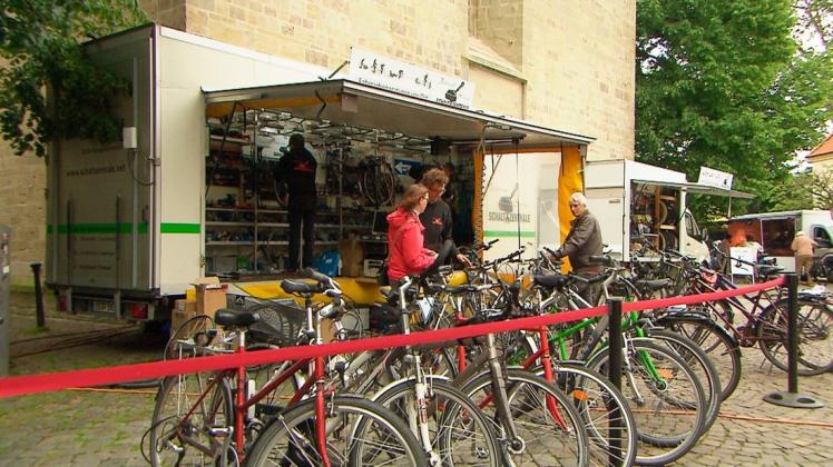 Ingo Witte hatte eine Besondere Idee, er eröffnete vor 15 Jahren  eine mobile Fahrradwerkstatt auf Osnabrücker Wochenmärkten.
Foto: NDR