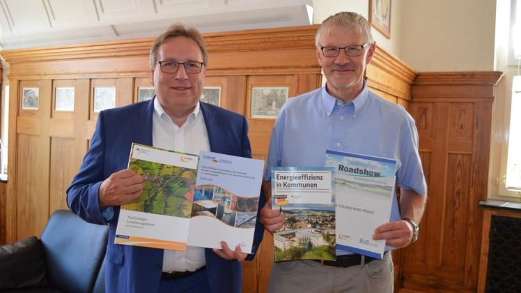 Horst Baier und Ewald Beelmann (von links) freuen sich über die Auswahl der Samtgemeinde Bersenbrück als Modellkommune im Roadshow-Projekt. Foto: Samtgemeinde
