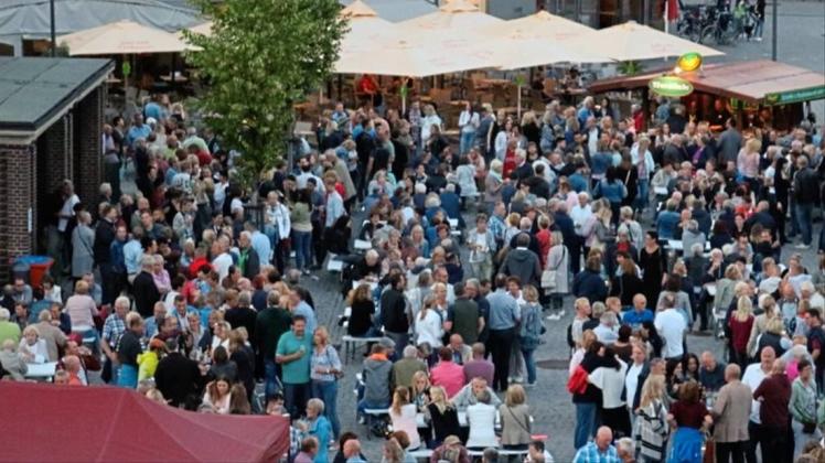 Großer Andrang auf dem Marktplatz: Zum Delmenhorster Weinfest strömen jährlich zahlreiche Wein-Freunde in die Innenstadt. 