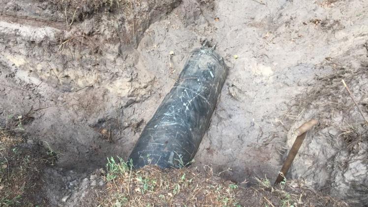 Die etwa drei Meter lange und 300 Kilogramm schwere Torpedomine, die in der Gemeinde Hude gefunden wurde, musste gesprengt werden. Foto: Ramona Dahms Die etwa drei Meter lange und 300 Kilogramm schwere Torpedomine, die in der Gemeinde Hude gefunden wurde, musste gesprengt werden. Foto: Ramona Dahms