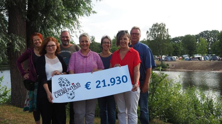 „So ein Lauf verbindet und schafft Begegnung“: (von hinten l. nach vorne r.) Rieke Meiners, Rik Geiger (beide Campingplatz-Eigentümer), Jana Eckhoff, Manfred Eckhoff (beide Mitorganisatoren), Anke Fink-Heinemann, Gisela Albers (Pflegedienstleitung), Irene Müller (Geschäftsführerin). Foto: Niklas Golitschek „So ein Lauf verbindet und schafft Begegnung“: (von hinten l. nach vorne r.) Rieke Meiners, Rik Geiger (beide Campingplatz-Eigentümer), Jana Eckhoff, Manfred Eckhoff (beide Mitorganisatoren), Anke Fink-Heinemann, Gisela Albers (Pflegedienstleitung), Irene Müller (Geschäftsführerin). Foto: Niklas Golitschek