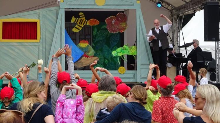 Zum Mitmachen wurde das Publikum beim Insektentheater auf der Bühne im Papenburger Stadtpark animiert.  Foto: Sabrina Holthaus