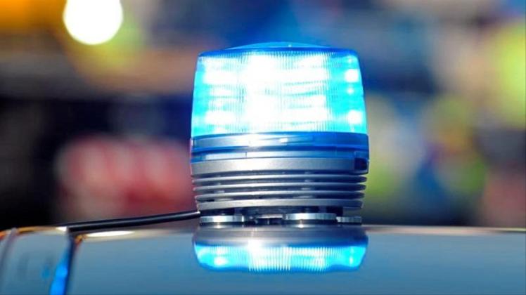 Das Blaulicht eines Streifenwagens der Polizei leuchtet. 