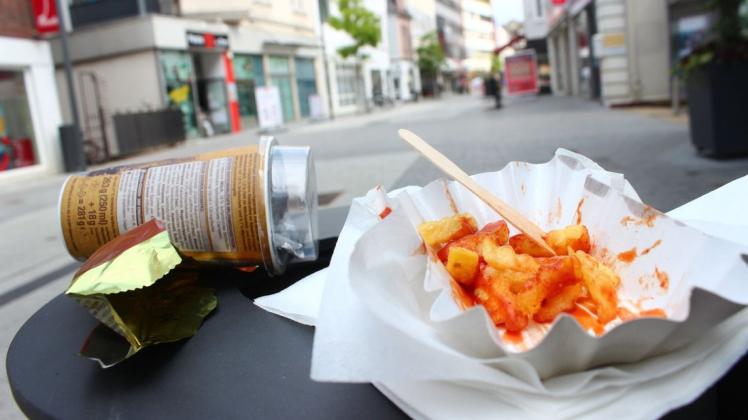 Bürgerinnen und Bürger in Delmenhorst klagen fortwährend über überfüllte Mülltonnen und herumfliegenden Müll in der Innenstadt. Die Verwaltung plant nun, die City-Streife zu reaktivieren. Symbolfoto: Frederik Grabbe Bürgerinnen und Bürger in Delmenhorst klagen fortwährend über überfüllte Mülltonnen und herumfliegenden Müll in der Innenstadt. Die Verwaltung plant nun, die City-Streife zu reaktivieren. Symbolfoto: Frederik Grabbe