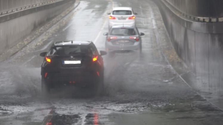 Die Unterführung im Zuge der Landwehrstraße in Delmenhorst musste zeitweise gesperrt werden. 30 Zentimeter hoch stand das Wasser laut Polizei. Foto: Nonstopnews Die Unterführung im Zuge der Landwehrstraße in Delmenhorst musste zeitweise gesperrt werden. 30 Zentimeter hoch stand das Wasser laut Polizei. Foto: Nonstopnews