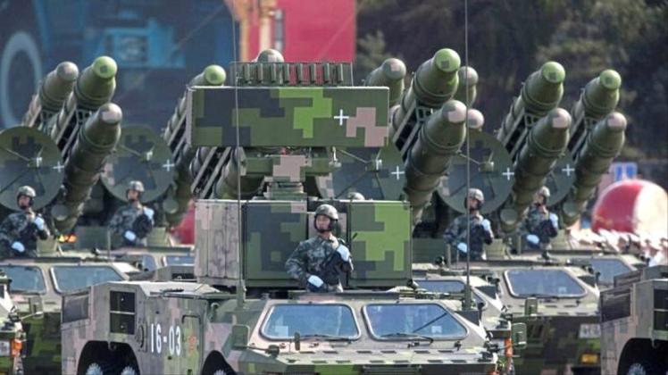 Militärparade in Peking. Der INF-Vertrag ist ausgelaufen. Neue Abrüstungsgespräche sollten auch China einbeziehen, findet US-Präsident Trump. Aber Peking hat kein Interesse. 