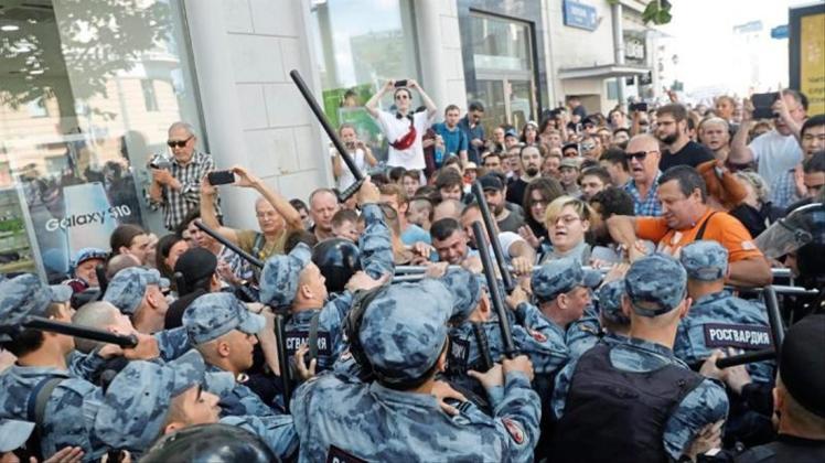Russische Polizisten gehen in Moskau gegen oppositionelle Demonstranten vor. 