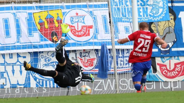 Die Entscheidung in Unterhaching: Felix Schröter trifft zum 1:0. Hansa-Keeper Markus Kolke streckt sich vergeblich.
