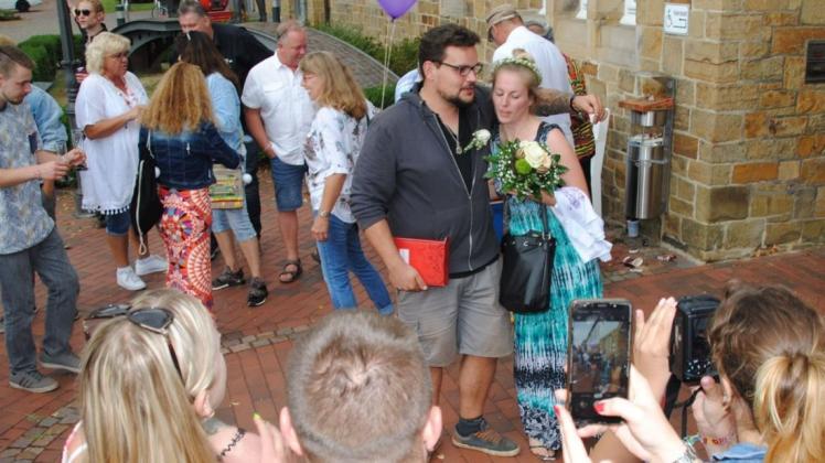 Scott und Andrea Kerr gaben sich am Samstag im Bersenbrücker Rathaus das Jawort. Die Reggae-Fans wollten unbedingt während des Festivals heiraten. Foto: Björn Thienenkamp