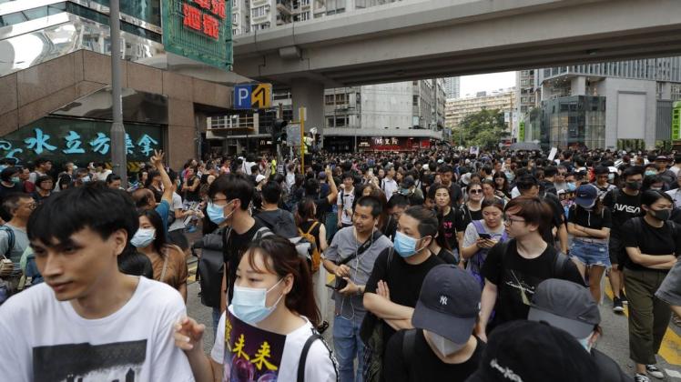 Demonstranten ziehen durch die Straßen von Hongkong am Samstagnachmittag. Foto: dpa/Vincent Thian
