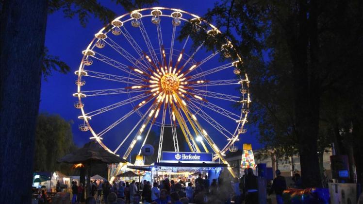 Das Riesenrad auf dem Festivalgelände in Bersenbrück zieht vor allem in den Abend- und Nachtstunden alle Blicke auf sich. Es ist 38 Meter hoch, der Raddurchmesser beträgt 35 Meter und es wiegt 120 Tonnen. 20.000 Lämpchen beleuchten den stählernen Riesen. Foto: Reinhard Rehkamp