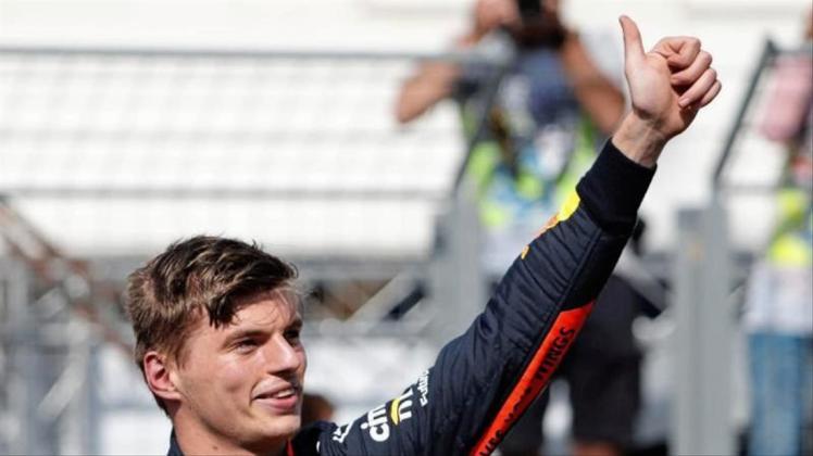 Max Verstappen vom Team Aston Martin Red Bull Racing freut sich nach der Qualifikation über seine erste Poleposition. 