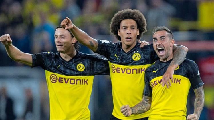 Dortmunds Paco Alcacer (r-l) bejubelt sein Tor zum 1:0 mit Axel Witsel und Nico Schulz. 