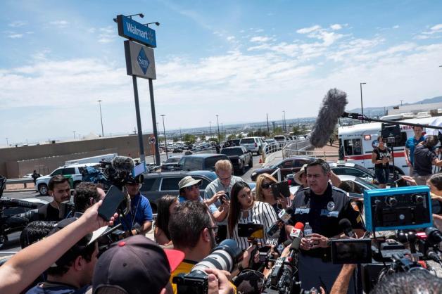 Polizeisprecher Robert Gomez meldete Journalisten den Zwischenstand – stets auf Englisch und Spanisch. Foto: AFP/Joel Angel JUAREZ