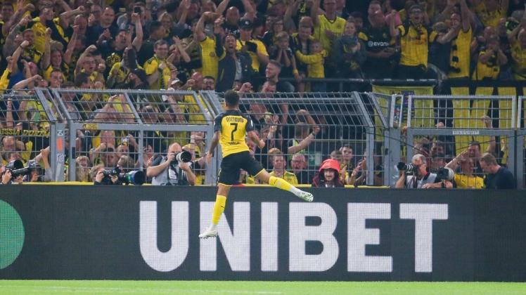 Da hebt er ab: Jadon Sancho (Borussia Dortmund) jubelt nach seinem Tor zum 2:0. Foto: imago images/Tom Weller / Eibner-Pressefoto
