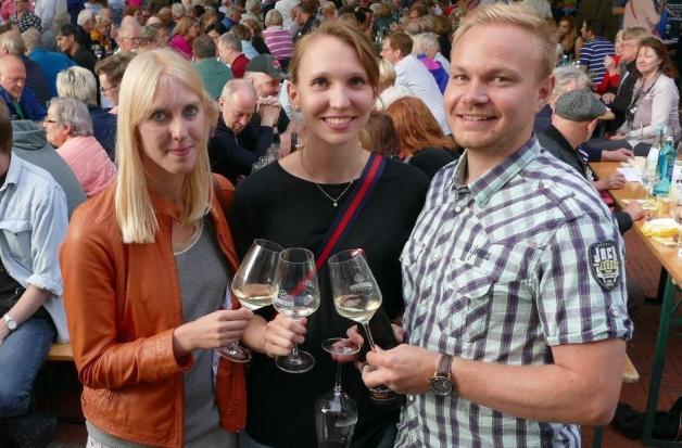 Regine, Janine und Pascal (von links) trafen sich nach einiger Zeit wieder zur Weinlaube auf dem Universitätsplatz. Foto: Johannes Franke
