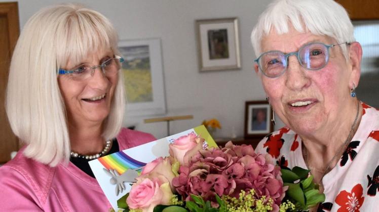 Christa Wachtendorf (l.) bedankt sich mit einem Blumenstrauß für den langjährigen ehrenamtlichen Einsatz bei Theda Birx. Foto: Gemeinde Ganderkesee/Meike Saalfeld