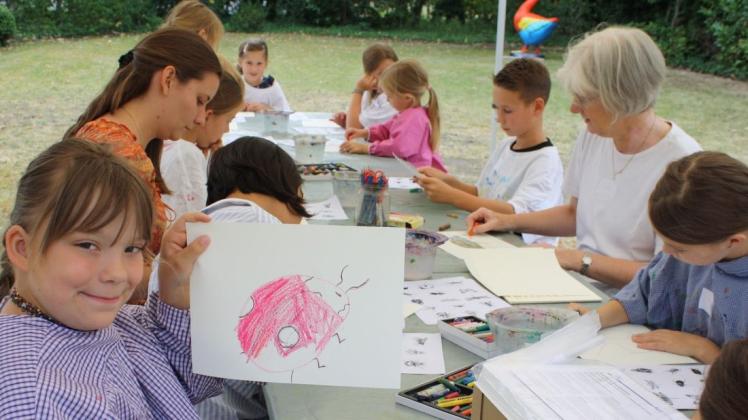 Marienkäfer findet nicht nur die neunjährige Leona niedlich, auch viele andere Kinder wollten das gepunktete Insekt zu Papier bringen – und bewiesen ihr Talent mit Stiften und Farbe. Foto: Birgit Stamerjohanns Marienkäfer findet nicht nur die neunjährige Leona niedlich, auch viele andere Kinder wollten das gepunktete Insekt zu Papier bringen – und bewiesen ihr Talent mit Stiften und Farbe. Foto: Birgit Stamerjohanns