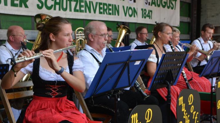 Die Bookholzberger Dorfmusikanten haben am Sonntagnachmittag das Publikum am Tiergarten unterhalten. Foto: Thomas Breuer