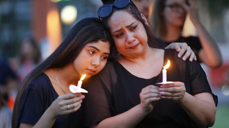 Viele Angehörige nahmen an den Mahnwachen für die Opfer der Massaker teil. Foto: dpa/Stewart F. House/The Dallas Morning News