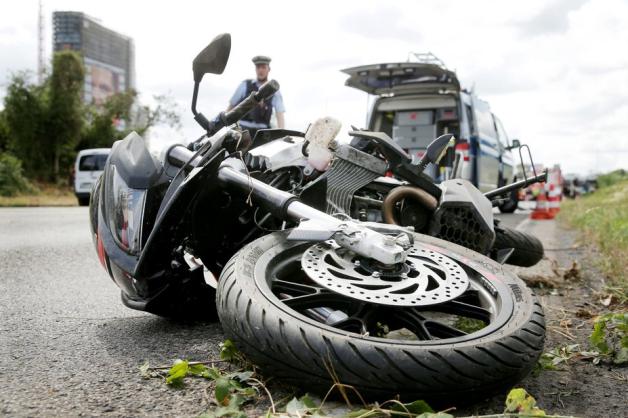 Mit seinem Motorrad war ein 16-Jähriger auf einer Schnellstraße in Düsseldorf gegen das Heck eines Autotransporters geprallt. Foto: dpa/David Young