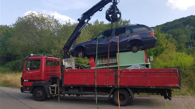 Der Lastwagenfahrer hatte eine alte Weinpresse geladen und darauf noch ein Autowrack gestapelt. Foto: dpa/Polizei Rheinland-Pfalz