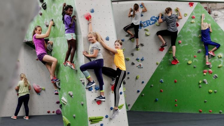 Ihren Klettertrieb konnten Laura, Emma, Tilda und Marie (vorne von links) am Montag in der Zenit Boulderhalle ausleben. Foto: David Ebener
