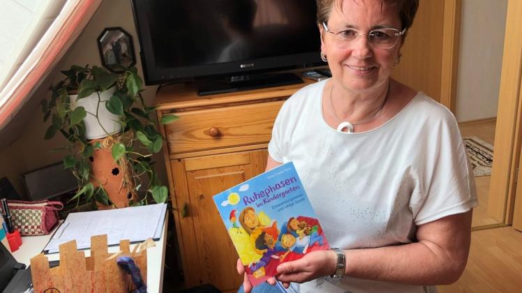 Mit Ruhephasen und Entspannungs-Ideen für den Kindergarten beschäftigt sich Anna Thekla Ruhe in ihrem jüngsten Buch. Vor ihr auf dem Schreibtisch ein "Tütenturm". Foto: Susanne Risius-Hartwig