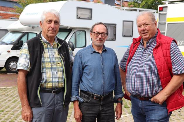Karl-Heinz Langer, Organisator der Fahrt, Jürgen Helgert, Sprecher der Gruppe und Joachim Bosse, der sich ehrenamtlich um Platz und Besucher kümmert (von links). Foto: Sigrid Schüler Karl-Heinz Langer, Organisator der Fahrt, Jürgen Helgert, Sprecher der Gruppe und Joachim Bosse, der sich ehrenamtlich um Platz und Besucher kümmert (von links). Foto: Sigrid Schüler