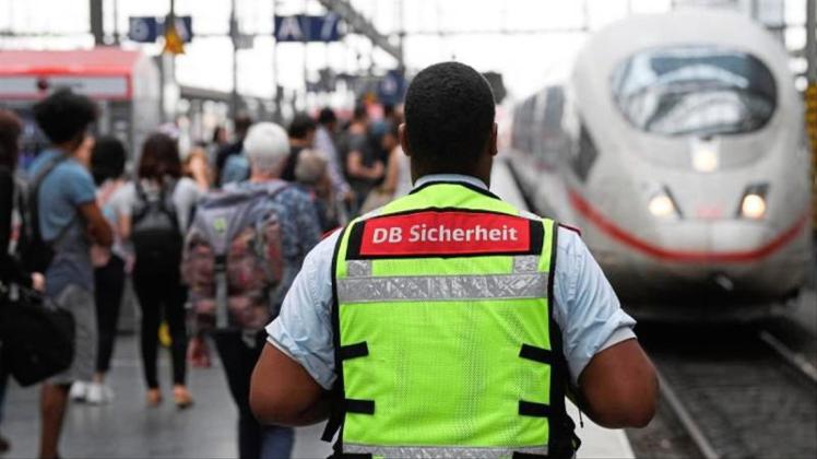 Ein Mitarbeiter der DB Sicherheit steht am Gleis 7 des Frankfurter Hauptbahnhofs, in den ein ICE einfährt. 