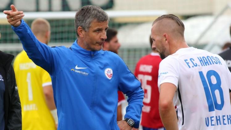 Eine Menge Gesprächsbedarf hatte Hansa-Coach Jens Härtel (links) nach dem Spiel in Unterhaching. Hier zeigt er Stürmer John Verhoek, was er von ihm erwartet. Eine Menge Gesprächsbedarf hatte Hansa-Coach Jens Härtel (links) nach dem Spiel in Unterhaching. Hier zeigt er Stürmer John Verhoek, was er von ihm erwartet.