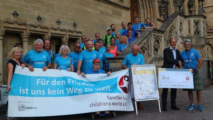 Geschafft! 65 Kilometer liegen hinter den 20 Läufern, als sie nach rund 9 Stunden am Osnabrücker Rathaus eintreffen. Foto: Viktoria Koenigs
