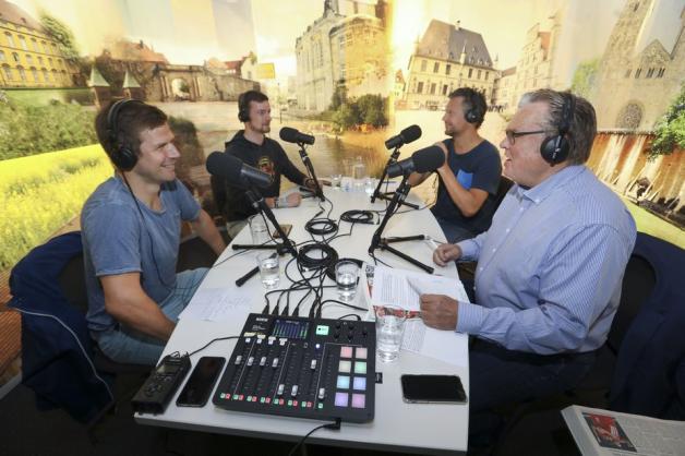 Aufzeichnung Brückengeflüster #2. Zu Gast bei Harald Pistorius und Benjamin Kraus (rechts) waren Frank Willenborg, Bundesliga-Schiedsrichter aus Osnabrück, und VfL-Fan Fabian Pieper (links). Foto: Gert Westdörp
Aufzeichnung Brückengeflüster #2. Zu Gast bei Harald Pistorius und Benjamin Kraus (rechts) waren Frank Willenborg, Bundesliga-Schiedsrichter aus Osnabrück, und VfL-Fan Fabian Pieper (links). Foto: Gert Westdörp