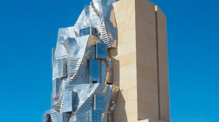 Der 56 Meter hohe Bau des amerikanischen Stararchitekten F. O. Gehry in Arles. 