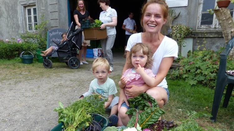 Einen Wochenvorrat Gemüse nehmen Zofia Trocha, Maja (1) und Erik (3) mit nach Hause. Foto: Norbert Wiegand