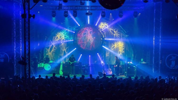 Die Tribute-Band Kings of Floyd versteht sich nicht nur auf einen Klangteppich, sondern auch auf ein Farb- und Lichterspiel auf der Bühne. 