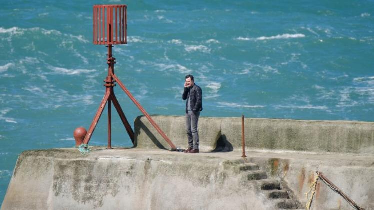 Musikmanager Danny (Daniel Mays) fühlt sich von seinen Kumpels und Kollegen in Cornwall ziemlich allein gelassen. "Fisherman&apos;s Friends". Foto: Rob Youngson/Fisherman Films Ltd.