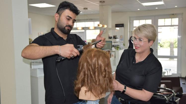 Friseurmeisterin Christine Waterholter würde Sherwan Haji Mohamad gerne ausbilden, doch eine Allergie gegen Friseurchemie, die sich beim ihm entwickelt hat, steht dem entgegen. Foto: Vincent Buß