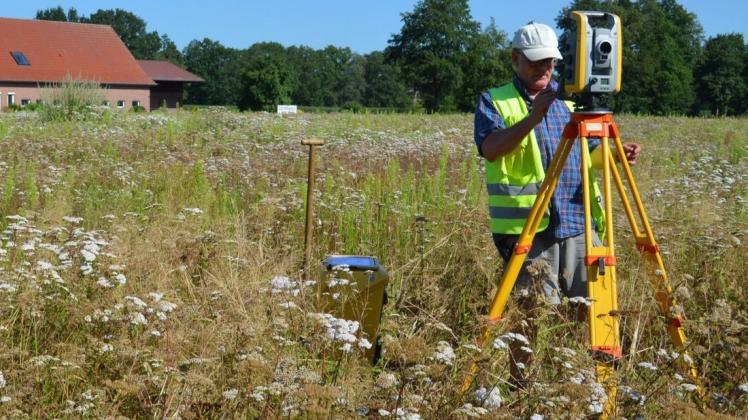 Die ersten Vorarbeiten im Baugebiet westlich Zum Altengraben haben bereits begonnen, hier durch Friedhelm Schäfe vom Oldenburger Vermessungsbüro Helmut Wegner. Foto: Thomas Deeken Die ersten Vorarbeiten im Baugebiet westlich Zum Altengraben haben bereits begonnen, hier durch Friedhelm Schäfe vom Oldenburger Vermessungsbüro Helmut Wegner. Foto: Thomas Deeken