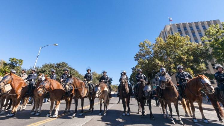 Eine Pferdestaffel der texanischen Polizei: Laut der offiziellen Erklärung, seien nur berittene Beamte verfügbar gewesen. Symbolbild: imago images/ZUMA Press