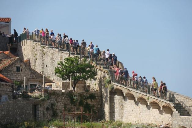 Schlange stehen auf der Stadtmauer von Dubrovnik: Viele Reiseziele leiden heute unter den Besuchermassen. Foto: Andrea Warnecke