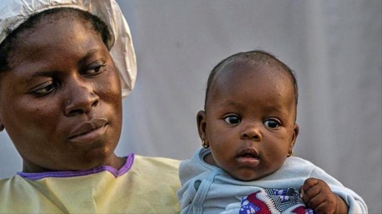 Eine Krankenschwester trägt nach einem Ebolatest in einem Ebola-Behandlungszentrum die wenige Monate alte Lahya Kathembo auf dem Arm. Viele Kinder sind im Ost-Kongo seit dem Ebola-Ausbruch 2018 gestorben. 