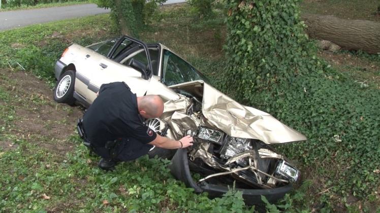 In den Graben geschleudert wurde dieser Audi bei einem Unfall in Badbergen. Die Beifahrerin wurde schwer verletzt. Foto: