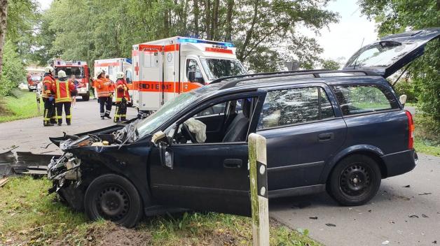 Ingesamt gab es sechs Verletzte. Der Fahrer dieses Opel hatte laut Polizei die Vorfahrt missachtet. Foto: NWM-TV