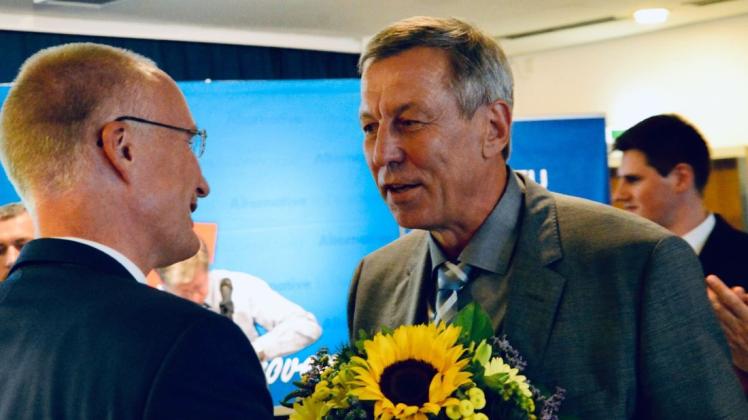 Der Bundestagsabgeordnete Jörn König (l.) gratulierte Joachim Wundrak nach dessen Wahl zum OB-Kandidaten. Foto: Klaus Wieschemeyer