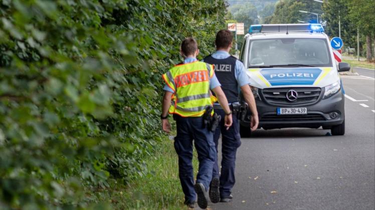 Polizisten am Unglücksort: Ein zweijähriges Kind ist in Engelskirchen im Bergischen Land von einem Zug erfasst worden.