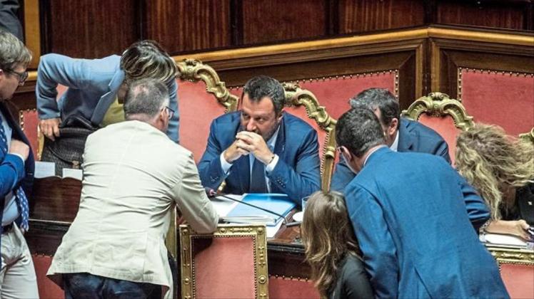 Matteo Salvini (M), Innenminister von Italien und Vorsitzender der Lega Nord, während einer Senatssitzung in Rom. 