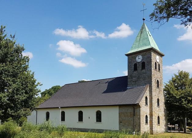 Malerisch schön liegt die Kirche im Burgpark Venhaus und bietet vielen Tieren natürlichen Lebensraum. Foto: D. Witte
