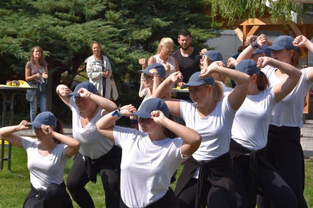 Tänzerinnen der Tanzschule Wessels haben schon im vergangenen Jahr Schwung in das Sommerfest gebracht. Sie sind auch dieses Jahr wieder am Start. Archivfoto: Marco Julius