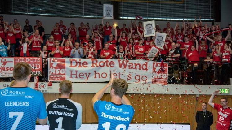 Gefeiert wurde der HSG-Aufstieg von den Fans auch nach der Niederlage im letzten Zweitliga-Punktspiel in Wilhelmshaven. Foto: Leißing